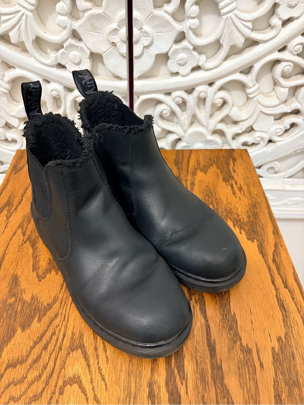 Dr. Martens Black Leather Faux Fur Lined Chelsea Boots Women’s 7